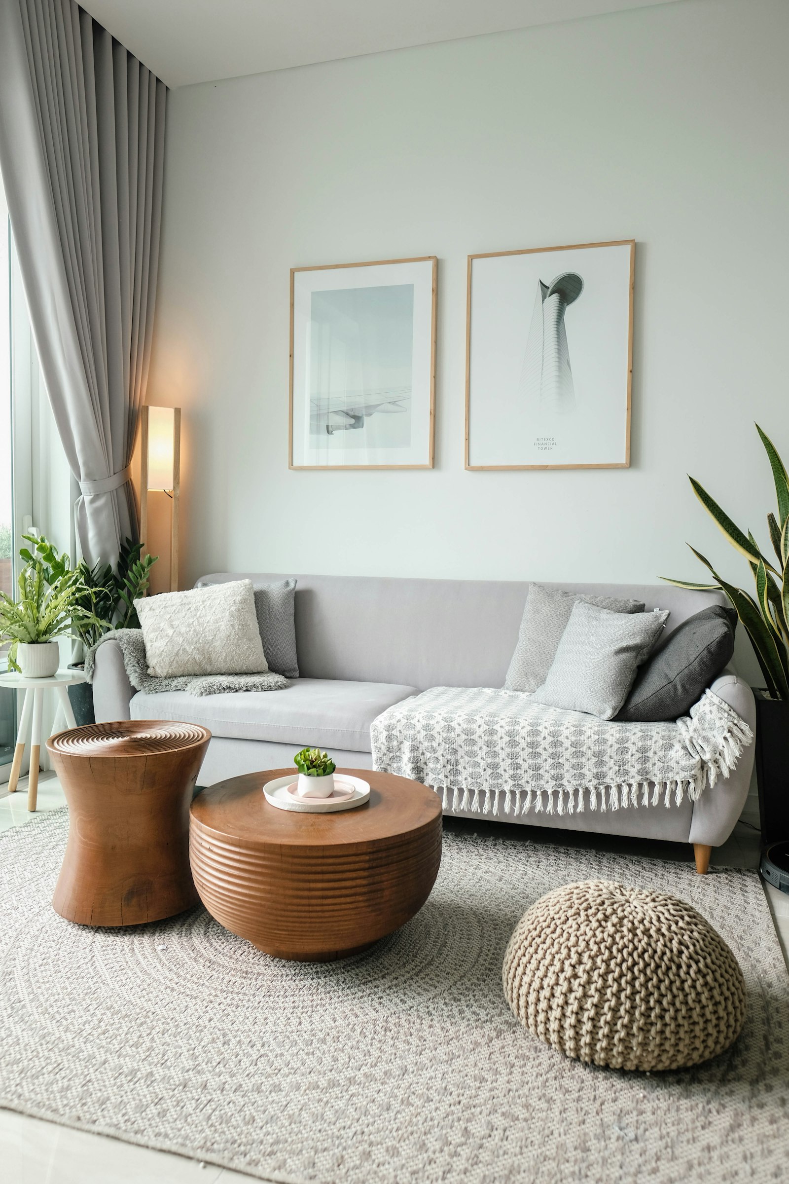 Sala de consulta psicológica con sofá gris y plantas